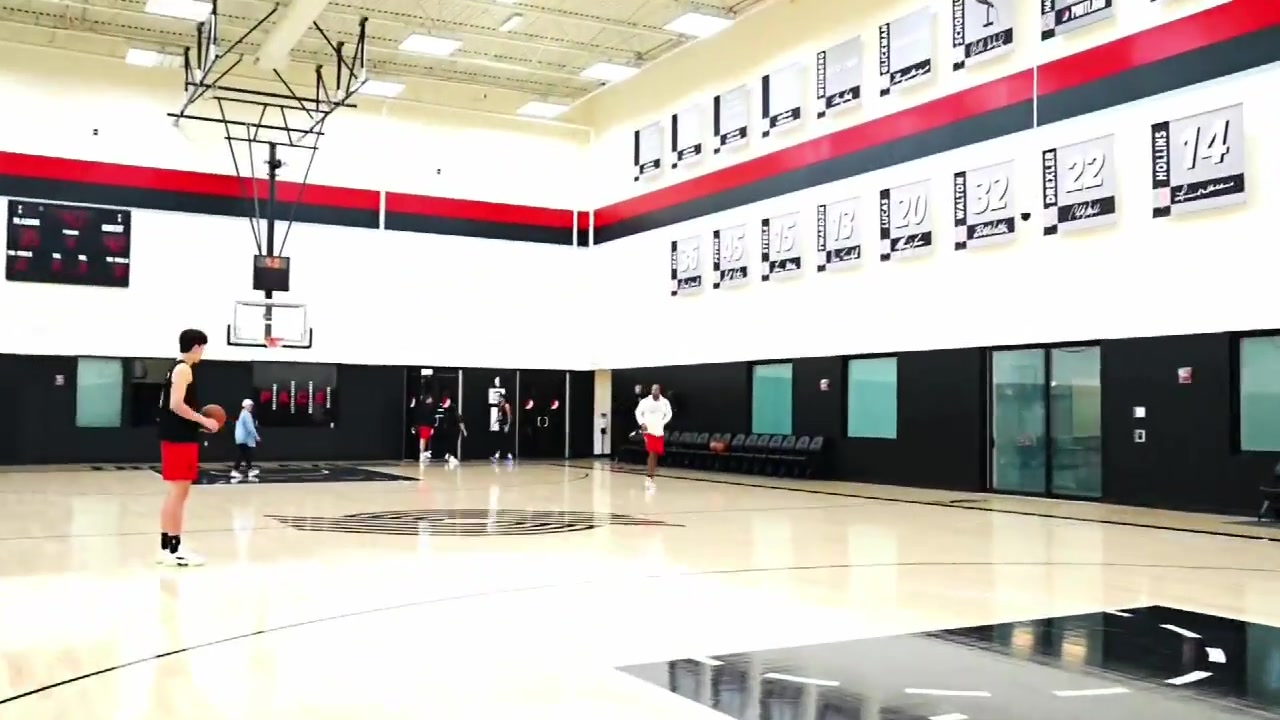 华体会官网入口-队记：杨瀚森训练中三分投得不错 如此身高要开发好三分就很难防