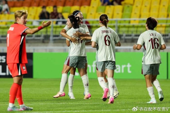 hth体育-争议!中国女足10号询问韩国队员伤势被一巴掌推倒 解说:不友好