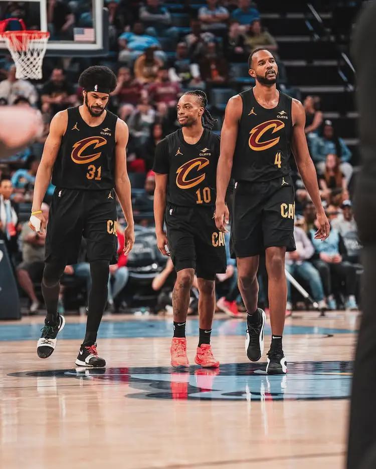 5年1.93亿！断崖式下滑！东部第一变第八