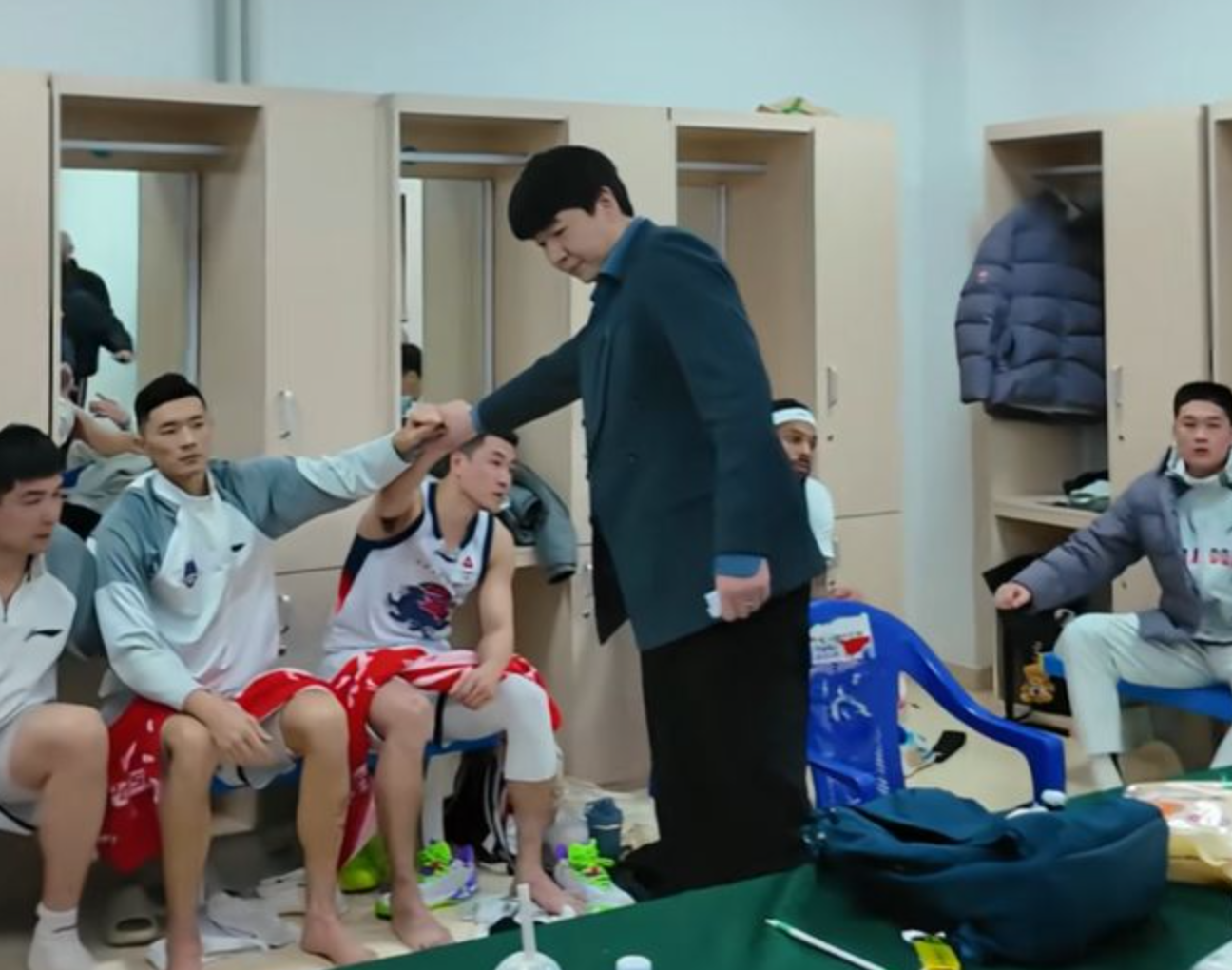 hth体育-赢辽宁5分！山东队连续庆祝，邱彪更衣室讲话内容曝光