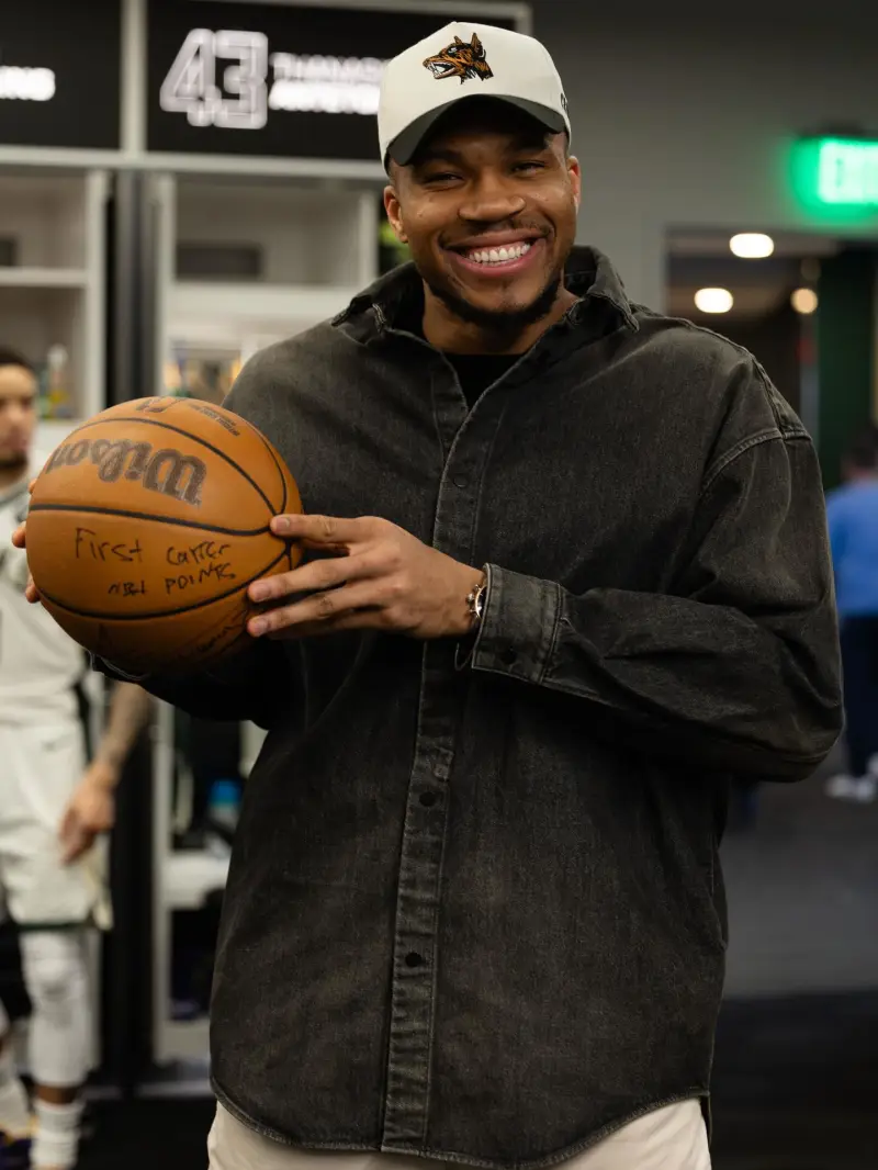 华体会官网入口-扬尼斯-阿德托昆博更新Ins晒近期照片与球迷分享：继续进步