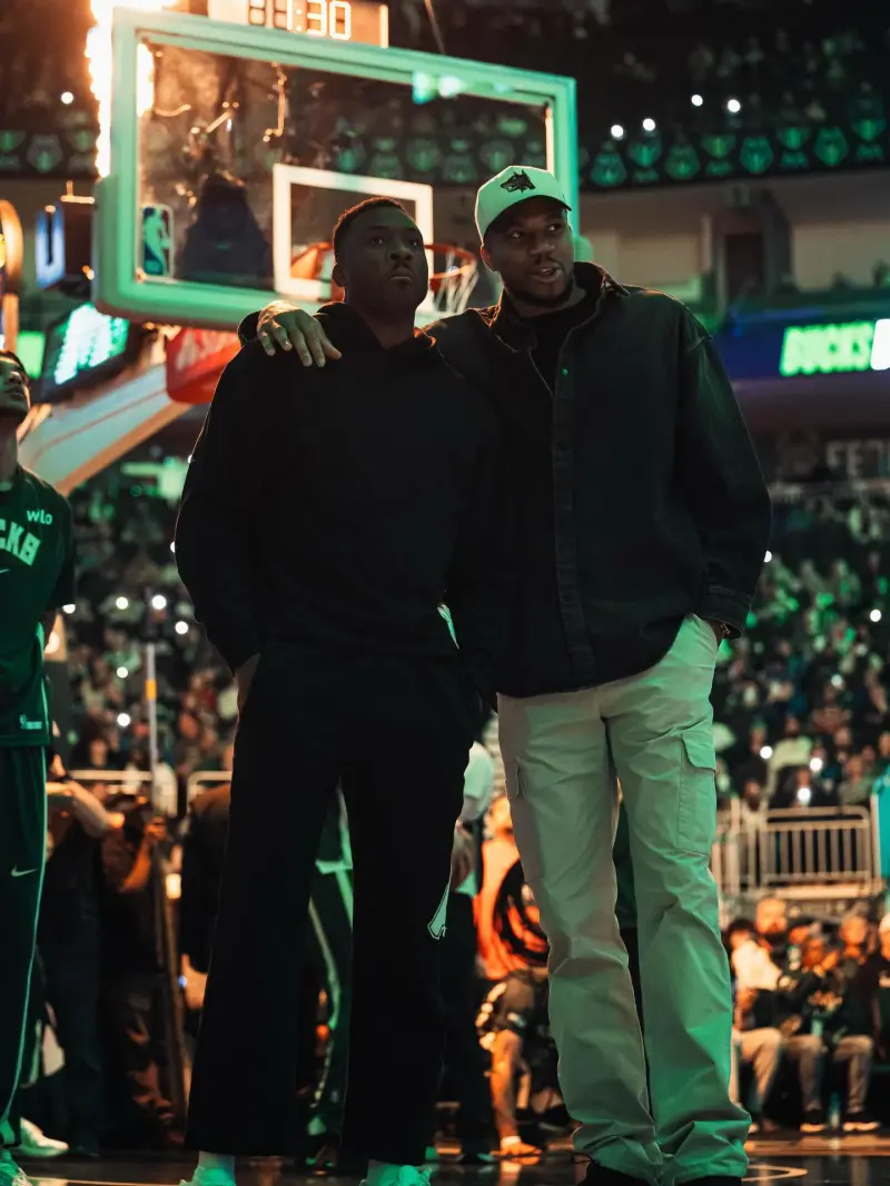 华体会官网入口-扬尼斯-阿德托昆博更新Ins晒近期照片与球迷分享：继续进步