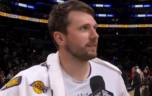 华体会官网入口-詹姆斯让权，东契奇扛旗：湖人锁定季后赛，新老王权平稳交接